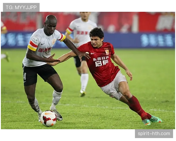 中超争冠再掀波澜:广州队逆转上海上港,冠军悬念加剧 中超争冠再掀波澜:广州队逆转上海上港,冠军悬念加剧