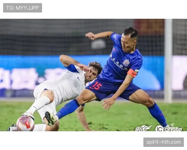 上海申花球迷蓝宝持续助力球队，激情呐喊展现支持力度