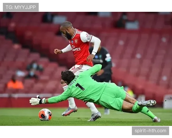 阿利松与范迪克搭档默契,后防组合表现稳健 阿利松与范迪克搭档默契,后防组合表现稳健